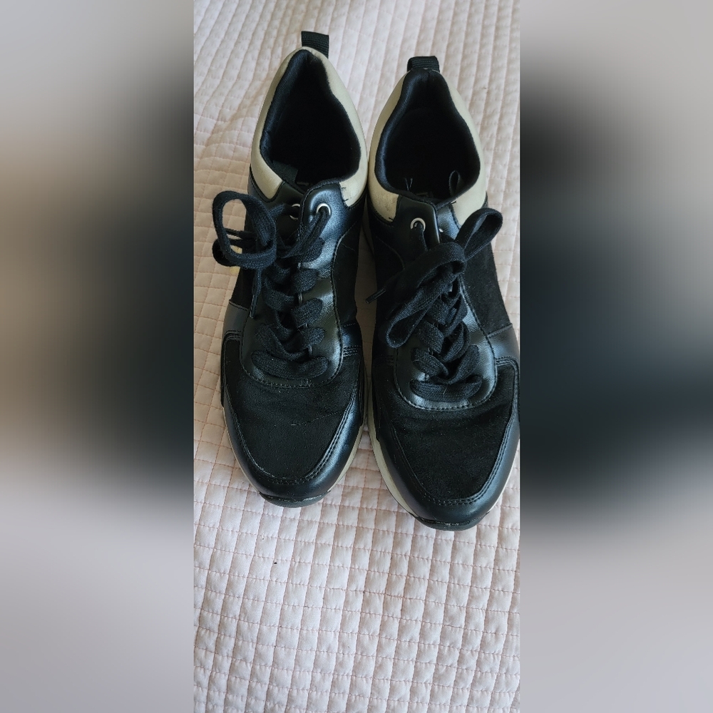 Nordstrom Rack Black and Cream Casual Lace-Up Sneakers Size 6